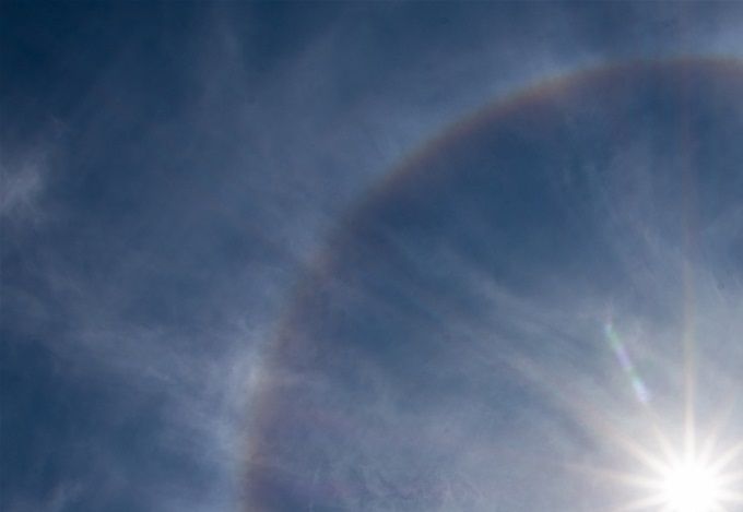 Une p’tite photo et c’est tout ! Mais en remplaçant la lumière centrale ( le soleil ci-dessus) par un lampadaire ou une autre lumière artificielle